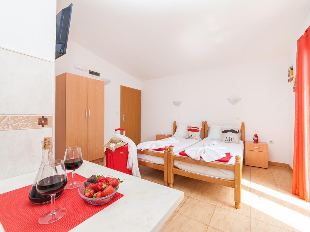 Apartments Viktorija Petrovac Bagian luar foto